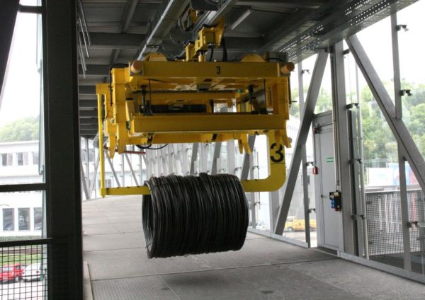 Schwerlast-Elektrohängebahn für den Transport von Coils aus Stahl